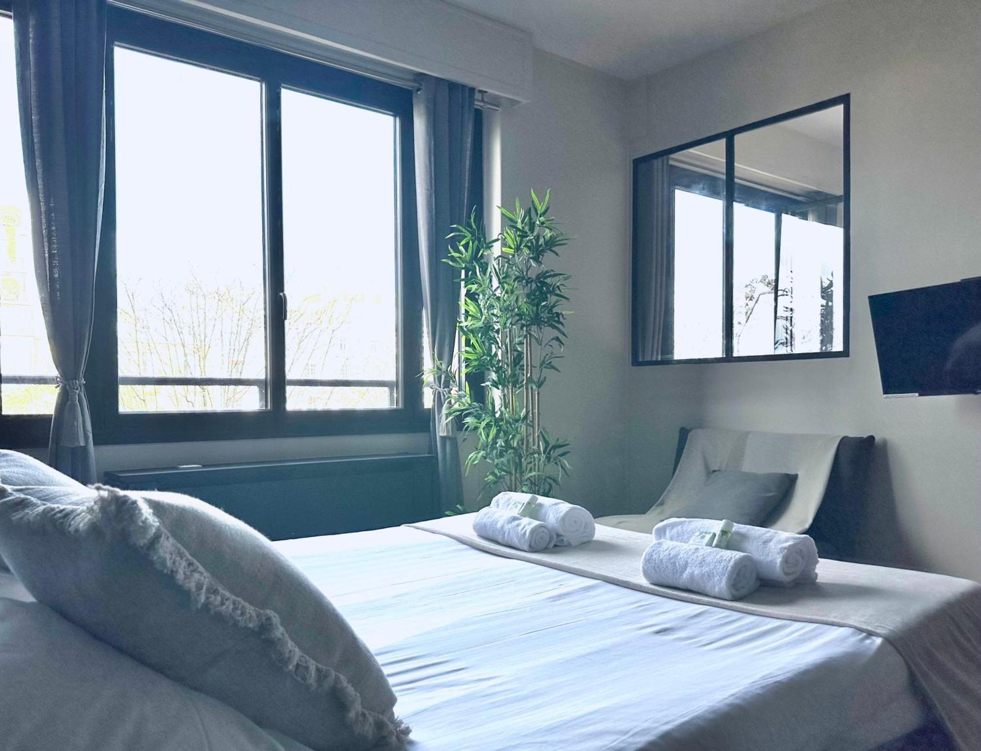 Stylish Apartment With A Balcony In Parijs Buitenkant foto